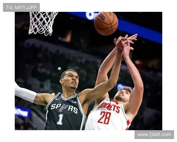 火箭与马刺季后赛四场激战回顾球员表现与战术分析