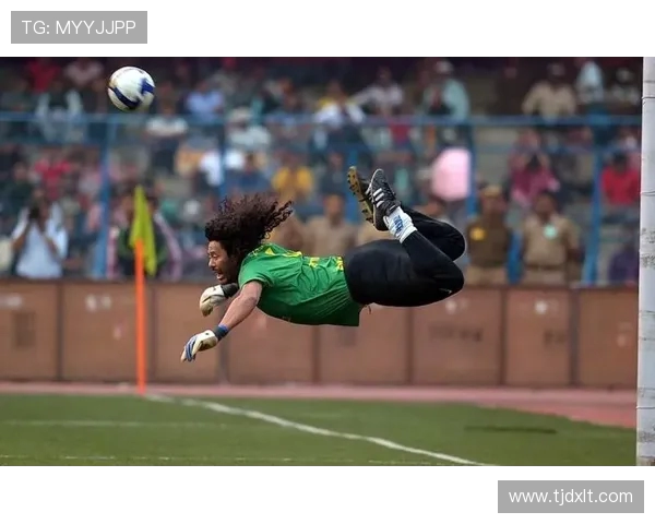 诺伊尔：守护球门的铁血战士与足球传奇的辉煌历程