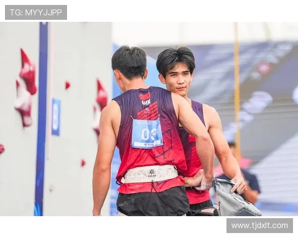 南京攀岩队与成都攀岩队赛后复盘意识碰撞的深度分析与反思 南京攀岩队与成都攀岩队赛后复盘意识碰撞的深度分析与反思